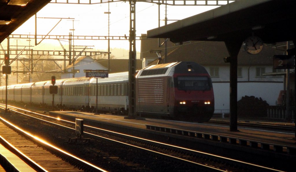Die Re 460 011-0  Lman  durchfhrt am sonnigen Abend des 08.02.11 den Bahnhof Dniken.