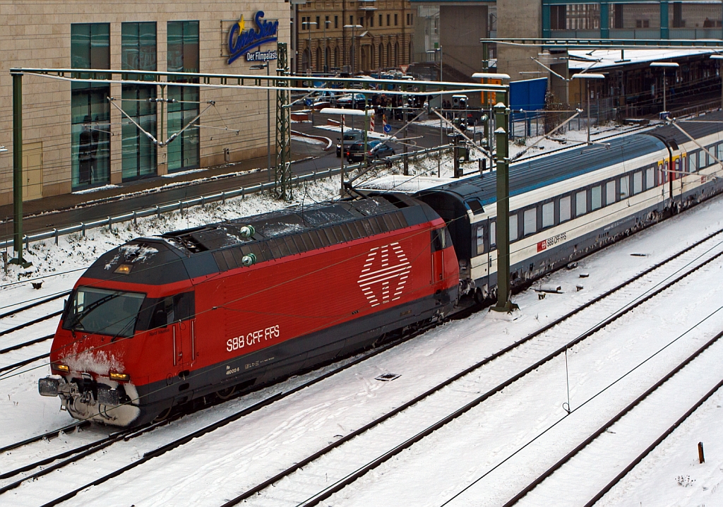 Die Re 460 013-6  Nord Vaudois  zieht IR 2122 (Konstanz - Zrich - Biel/Bienne) am 08.12.2012 von Konstanz in Richtung Biel/Bienne.