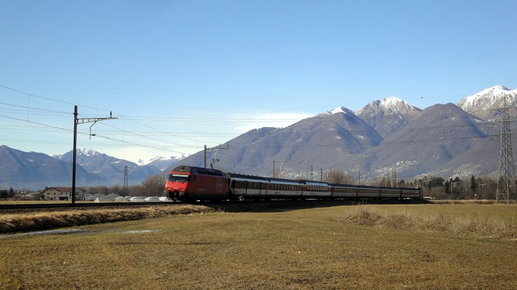 Die Re 460 013-6  Nord Vaudois  war am 30.01.13 mit IR-Leistungen ins sonnige Tessin beschftigt, aufgenommen zwischen Cadenazzo und Riazzino.