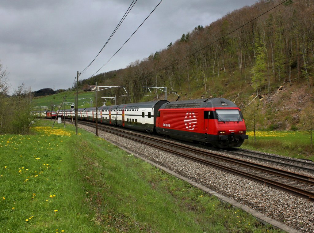 Die Re 460 017 mit einem IC 2000 am 24.04.2012 unterwegs bei Tecknau.