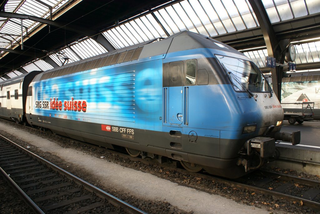 Die Re 460 020-1 ist mittlerweile die dienstlteste Webelokomotive der SBB. Am 22.12.09 traf ich sie in Zrich Hauptbahnhof an.