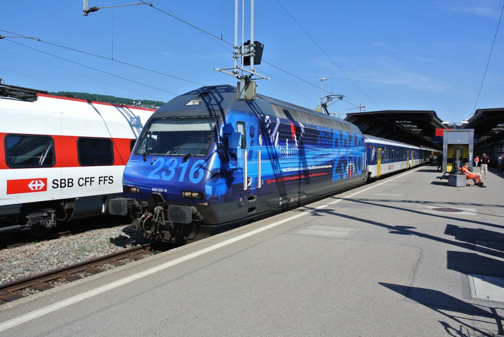 Die Re 460 021-9 an der Spitze des IR 1780 in Zrich HB. Hinter der Lok sind 2 EWI NPZ (Regio) Wagen, einer davon ist ein S-Bahn Basel Wagen, 25.05.2012.