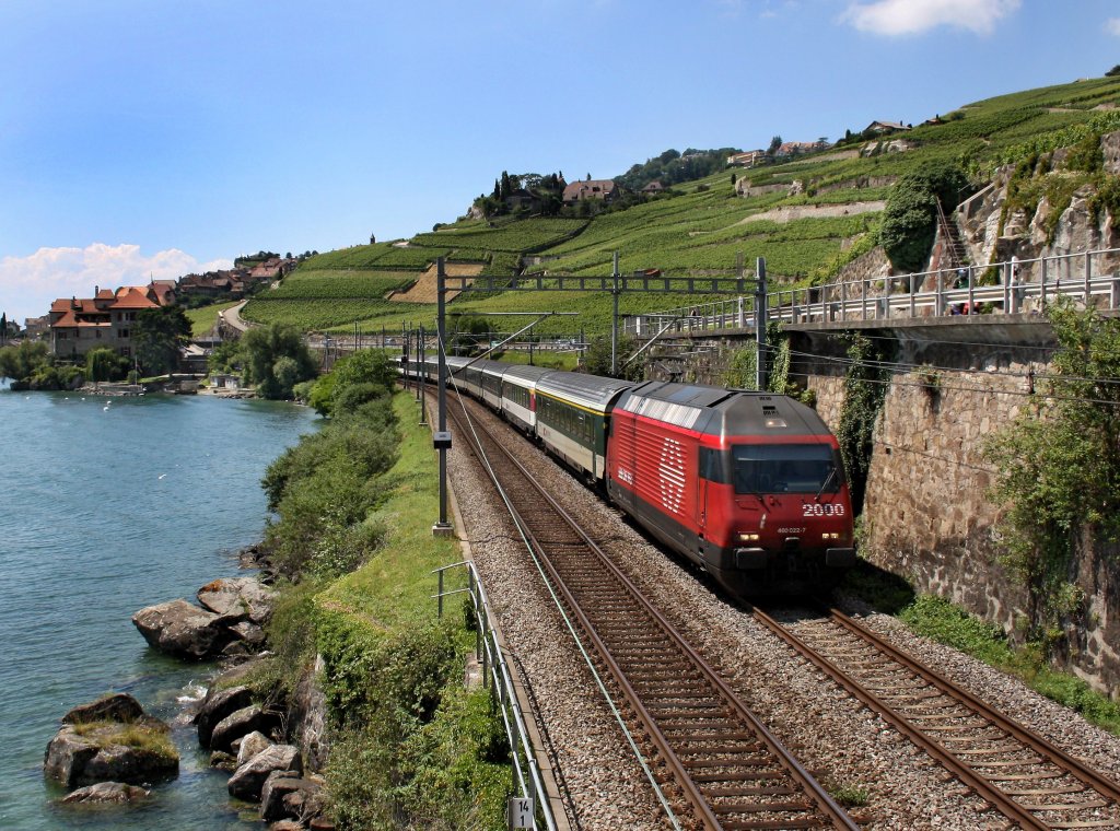 Die Re 460 022 mit einem IR am 28.06.2009 unterwegs bei St. Saphorin.