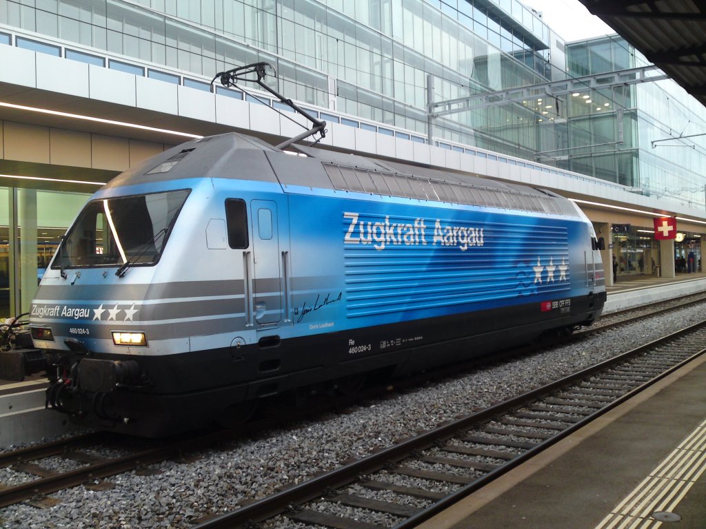 Die Re 460 024 im neuen Look der  Zugkraft Aargau  whrend der Einweihung
des neuen Bahnhofs Aarau am 22.10.2010.