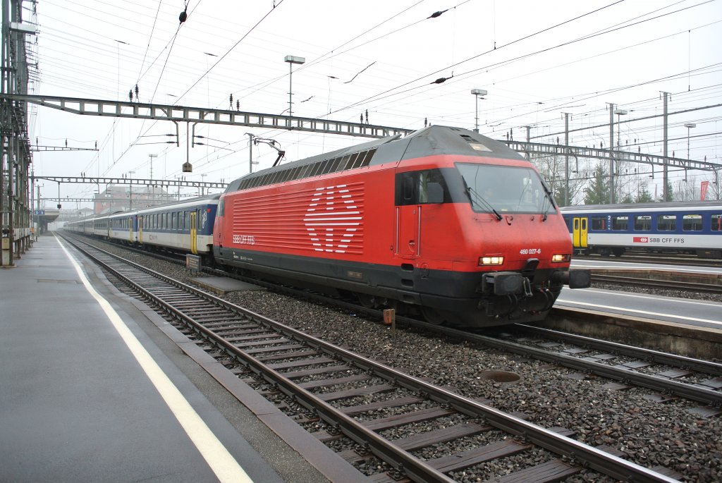 Die Re 460 027 an der Spitze des IR 2165 in Arth-Goldau. An der Spitze des Zuges sind 4 Verstrkungswagen, 2 B EWI NPZ (ausnahmsweise im Fernverkehr), Bpm 51 und ein A EWIV, dahinter die Stammkomposition, 06.04.2012.