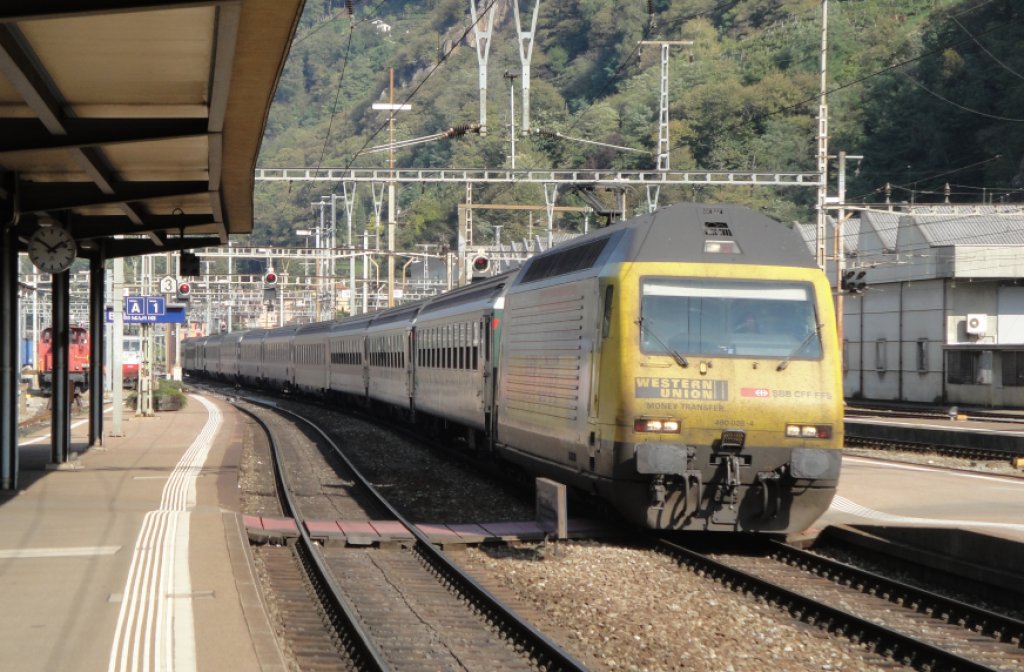 Die Re 460 028-4, die fr Western Union wirbt, trifft am 14.10.10 mit einem IR in Bellinzona ein.