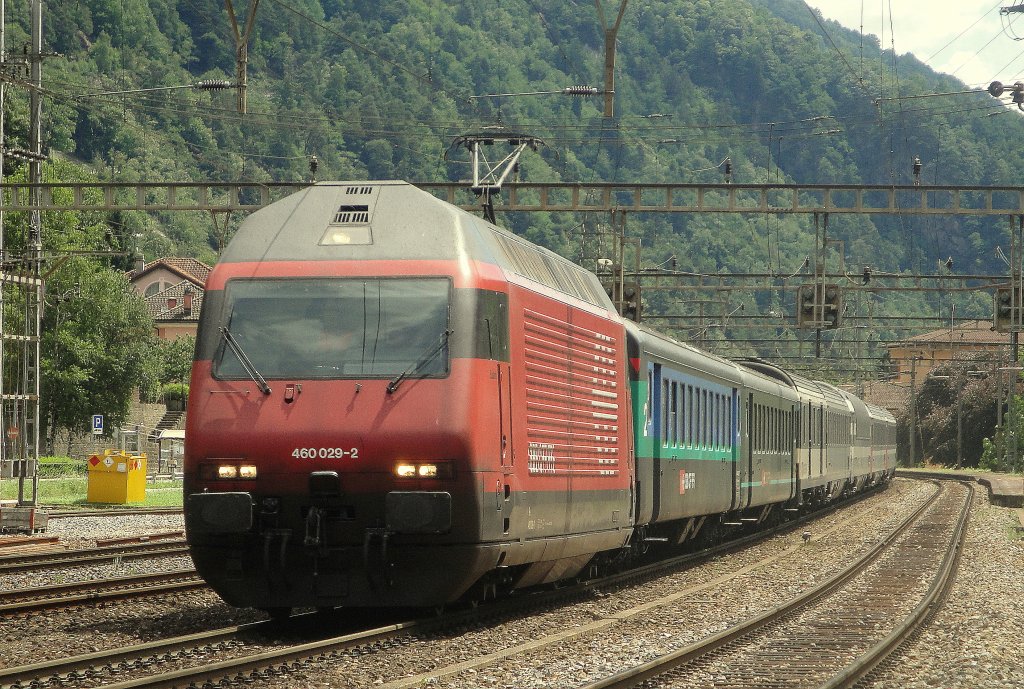 Die Re 460 029-2  Eulach  durchfhrt am 15.07.11 mit einem verstrkten IR den Bahnhof Lavorgo.