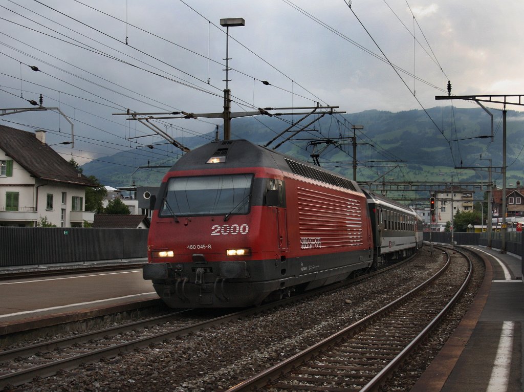 Die Re 460 045 am 27.06.2009 mit einem IR bei der Einfahrt in Schwyz. 