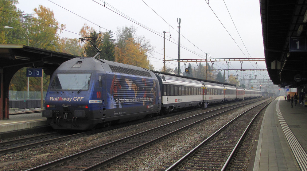 Die Re 460 050-8 wirbt fr RailAway und das Freizeitvergngen mit der SBB. Hier steht sie mit einem IR in Liestal und wartet auf die Weiterfahrt in Richtung Basel SBB. 06.11.2011