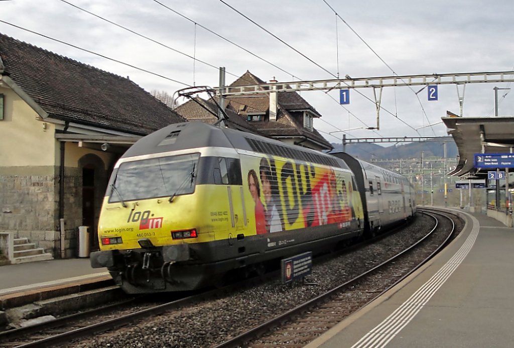 Die Re 460 053-2  Suhrental  trgt seit einiger Zeit die Werbebotschaft von der Login-Berufsbildung. Am 07.04.10 durchfhrt sie schiebend Palzieux.