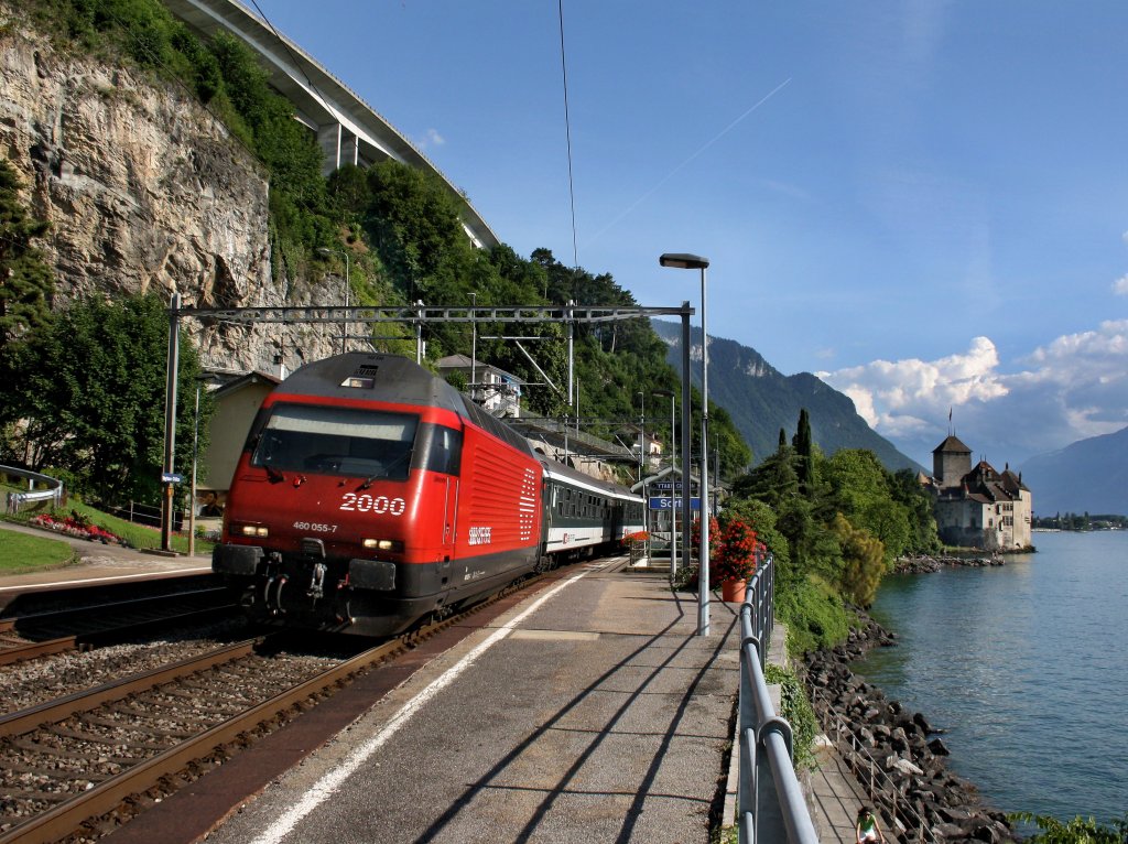Die Re 460 055 am 28.06.2009 mit einem IR unterwegs bei Veytaux Chillon.
