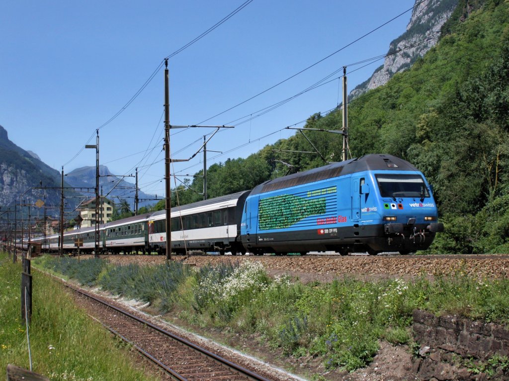 Die Re 460 071 mit einem IR nach Locarno am 26.06.2011 bei der Ausfahrt aus Erstfeld. 