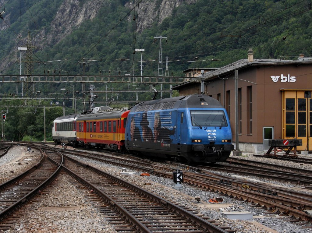 Die Re 460 076 am 29.06.2011 mit einem Messzug bei der Einfahrt in Brig.