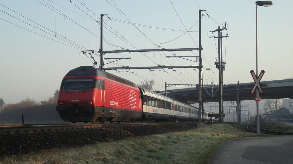 Die Re 460 079-7  Weissenstein  ist am 23.03.2012 zwischen Nebikon und Dagmersellen mit dem Schieben eines IR nach Basel beschftigt.