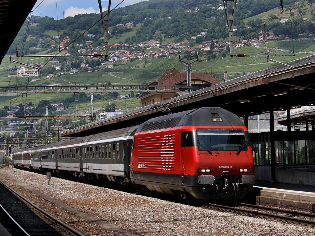 Die Re 460 081 am 28.06.2009 mit einem IR bei der Einfahrt in Vevey.