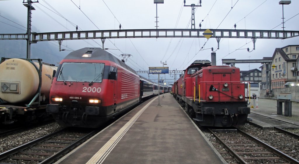 Die Re 460 089-6  Freiamt  mit IR nach Locarno und die Bm 4/4 18437 mit LRZ Erstfeld begegnen sich am 15.04.10 im Bahnhof Erstfeld.