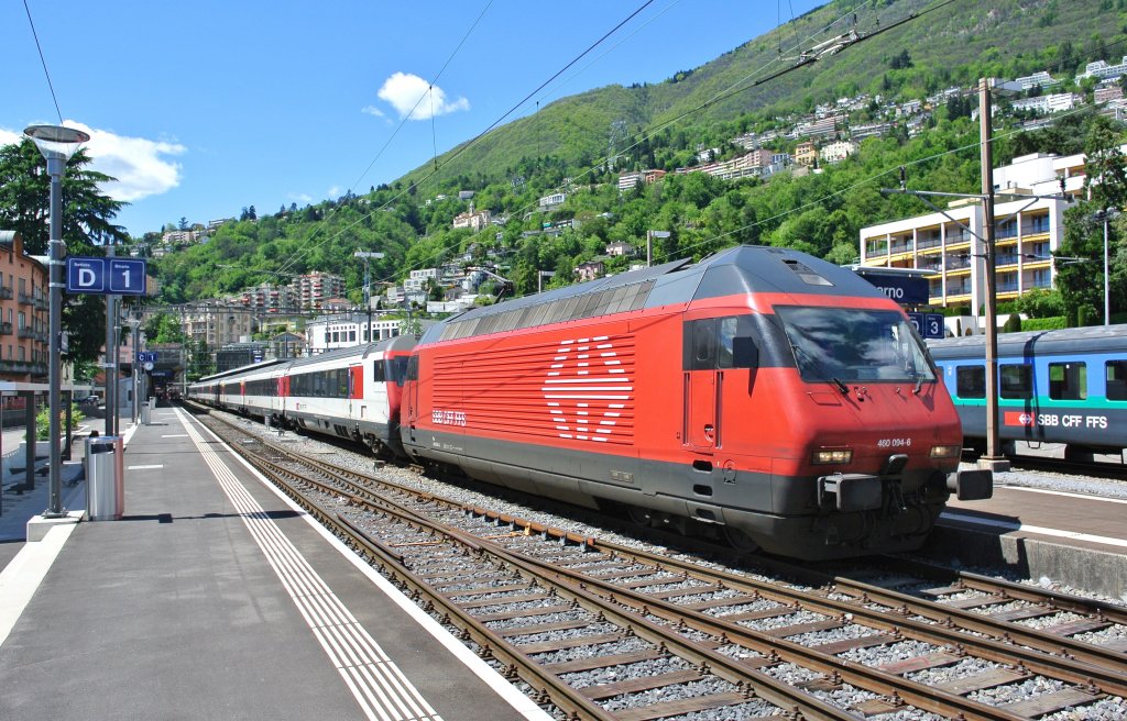 Die Re 460 094-6 holt soeben das EWIV Modul (mit Bt 50 85 28-94 914-4) auf Gleis 2 in Locarno. In Krze fhrt auf Gleis 1 der IR 2284 ein, anschliessend wird die Re 460 mit dem Modul angehngt, um spter nach Zrich zu fahren, 11.05.2013.