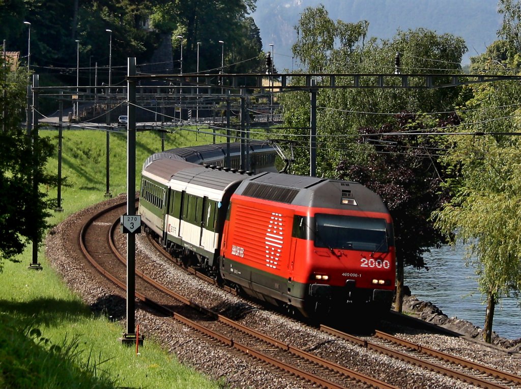 Die Re 460 096 am 29.06.2009 mit einem IR unterwegs bei Veytaux-Chillon. 