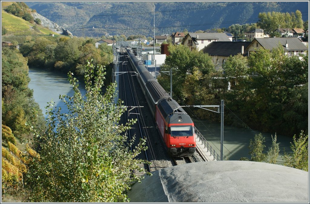 Die Re 460 099-4 hat mit ihrem IR nach einem kurzen Halt Leuk verlassen und rollt nun ber die Rhonebrcke um kurz darauf im Tunnel zu verschwinden. 
12. Okt. 2010