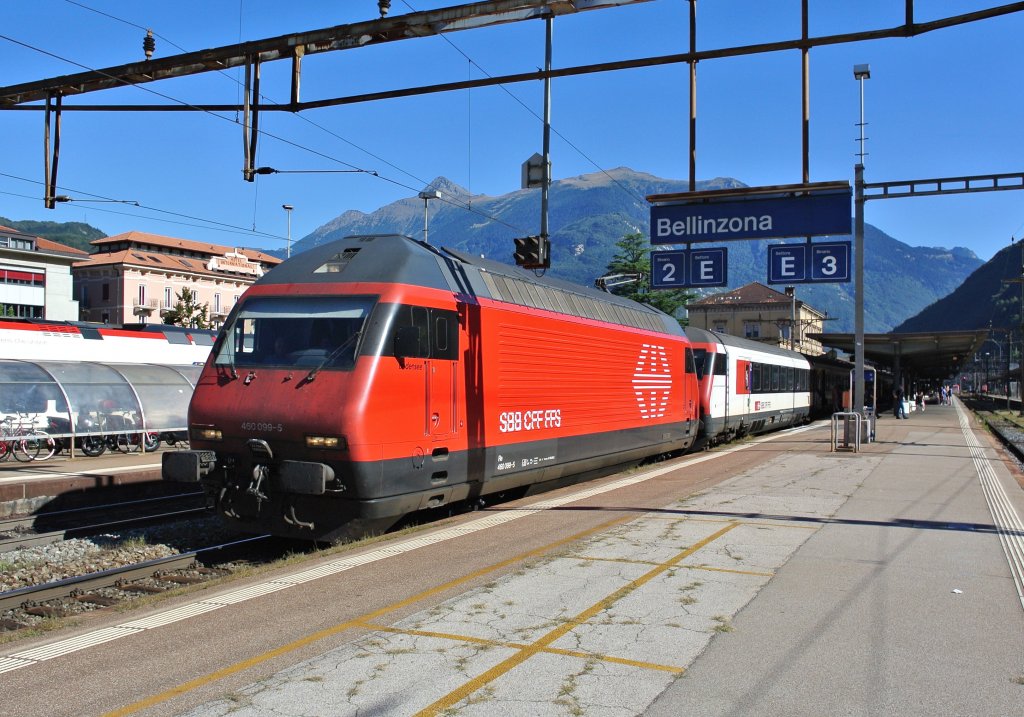 Die Re 460 099-5 an der Spitze des IR 2163 beim Zwischenhalt in Bellinzona. Das spezielle an diesem Zug ist der 1. Wagen nach der Lok. Zur Verstrkung der Komposition wurde heute ein EWIV Modul inkl. Bt (50 85 28-94 911-0) angehngt. Planmssig kommen diese Bt am Gotthard/im Tessin nicht zum Einsatz, 15.09.2012.