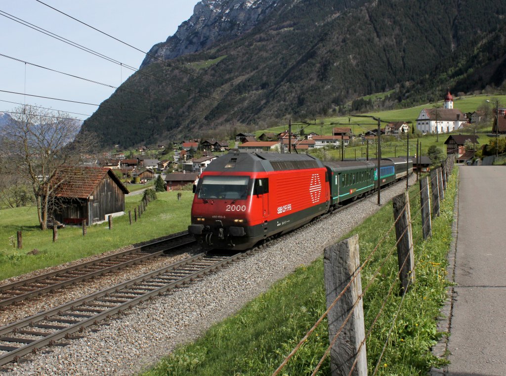 Die Re 460 103 mit einem IR nach Locarno am 25.04.2012 unterwegs bei Silenen.