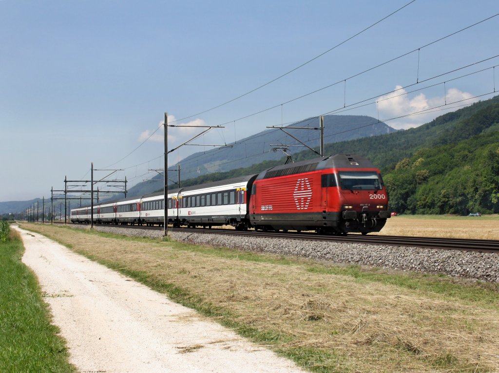 Die Re 460 117 mit einem IC am 28.06.2011 unterwegs Oensingen. 