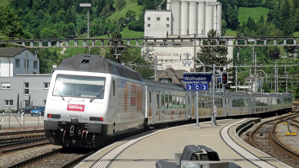 Die Re 465 004-0  Trubschachen  verlsst am 10.06.10 schiebend Wolhusen mit dem Kamblyzug, in Richtung Bern.