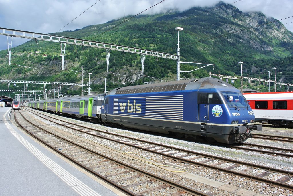 Die Re 465 006-5 kam vor kurzem mit ihrem EWIII Pendel als Entlastungszug aus Bern und wurde mittlerweile abgestellt, 30.06.2013.