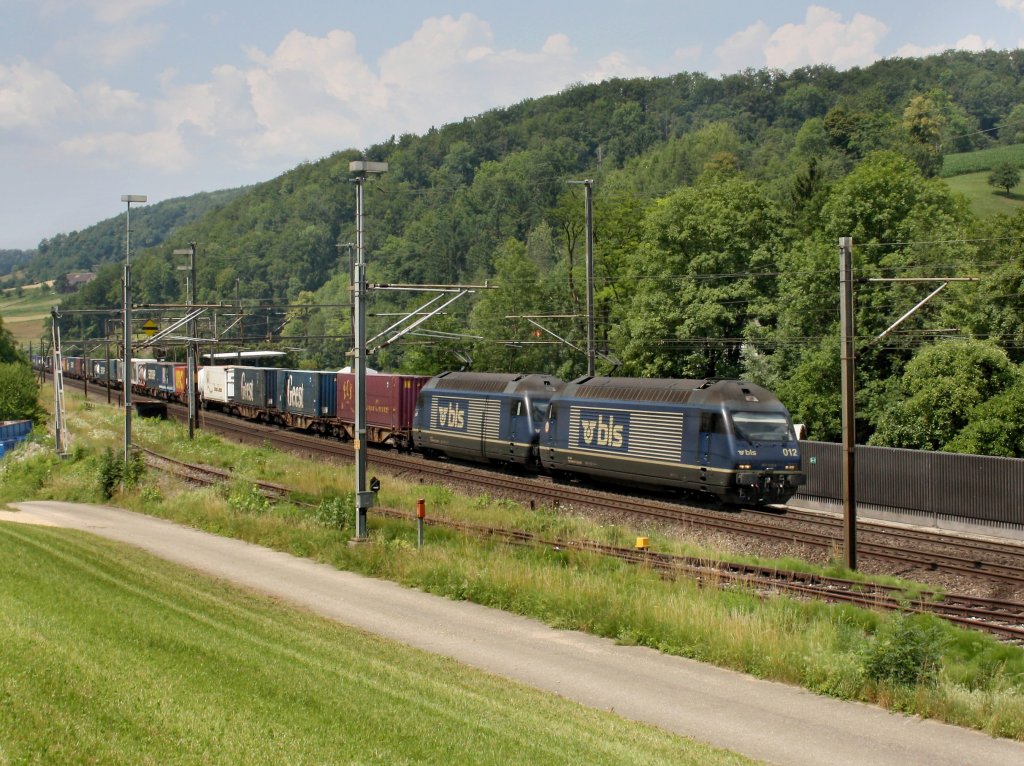 Die Re 465 012 und die Re 465 007 am 28.06.2011 mit einem Containerzug unterwegs bei Tecknau. 