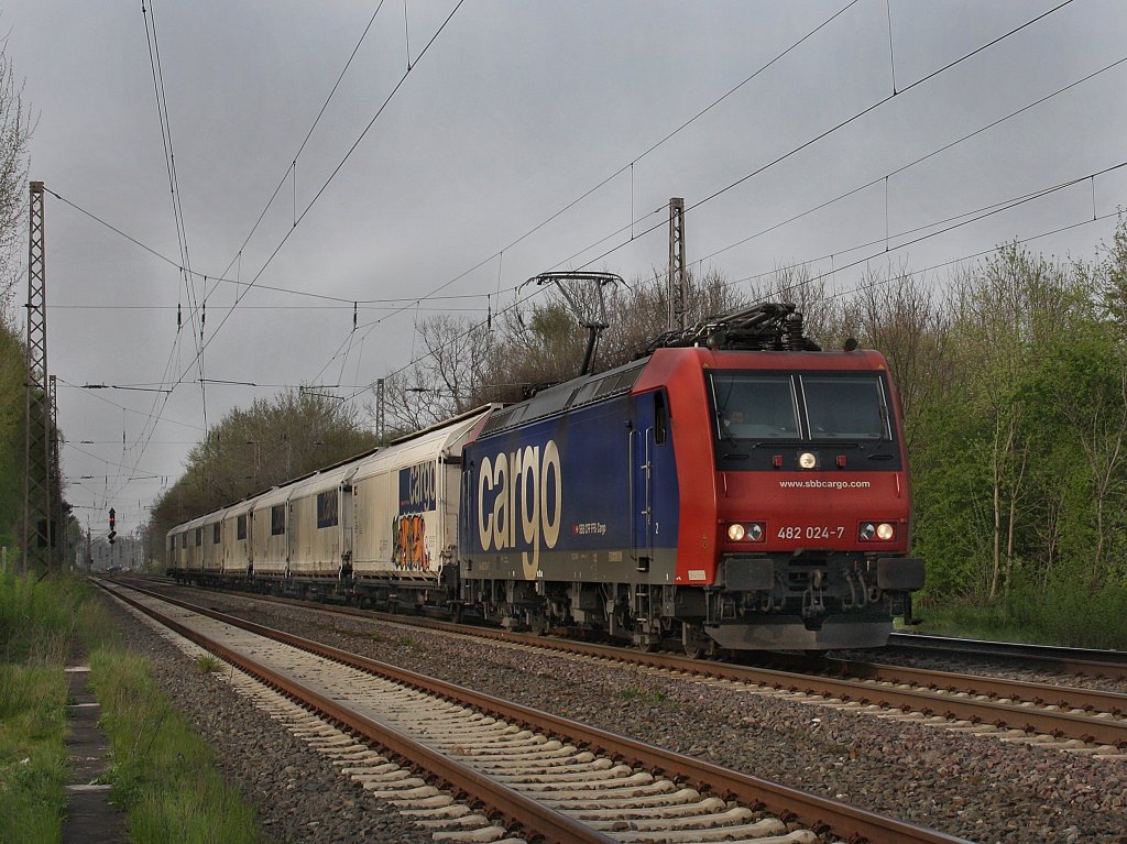 Die Re 482 024 am 28.04.2010 mit einem Khlzug unterwegs bei Drverden.