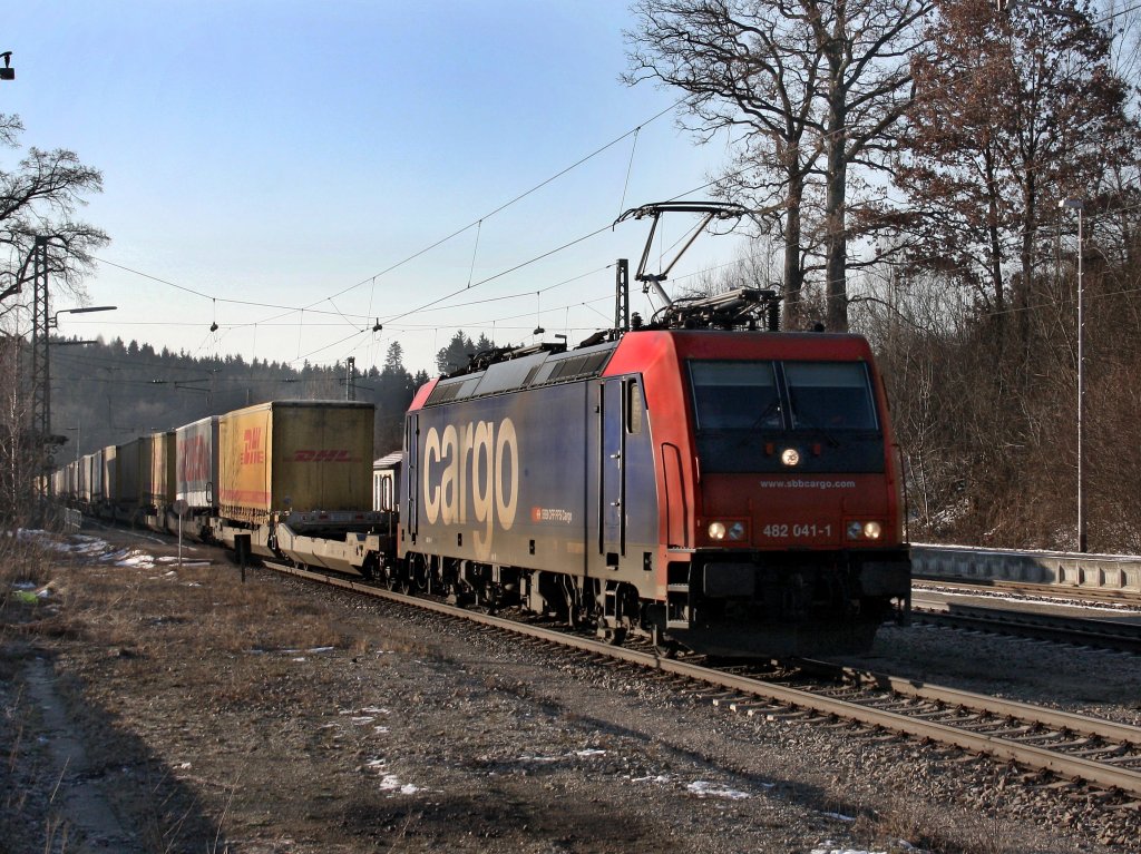 Die Re 482 041 am 26.02.2011 mit dem DHL KLV-Zug bei der Durchfahrt in Aling. 