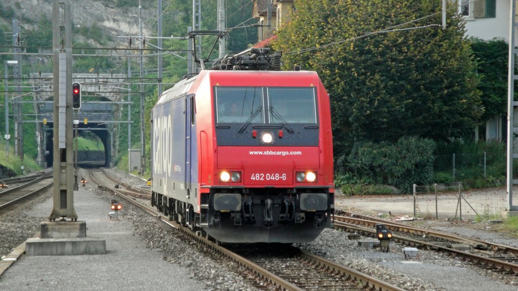 Die Re 482 048-6 durchfhrt am 20.08.10 Aarburg-Oftringen. Sie kam aus Basel mit dem Ziel Safenwil.