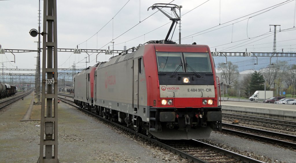 Die Re 484 901-4 der Veolia zieht am 15.04.10 die Zwilingsschwester 484 902-2 durch Rotkreuz.