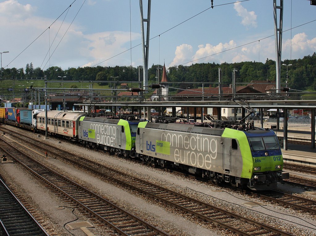 Die Re 485 012 und die Re 485 015 am 02.07.2009 mit einer RoLa bei der einfahrt in Spiez. 