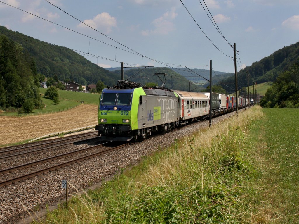 Die Re 485 013 am 28.06.2011 mit einer RoLa unterwegs bei Tecknau.