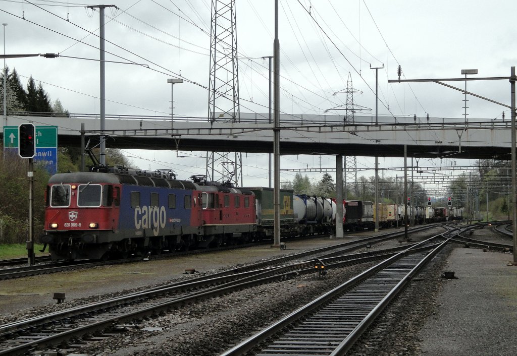 Die Re 620 069-5  Hgendorf  zieht zusammen mit der Re 4/4  11345 einen langen und stark ausgelasteten Containerzug in Richtung Italien. (Othmarsingen, 12.04.12)