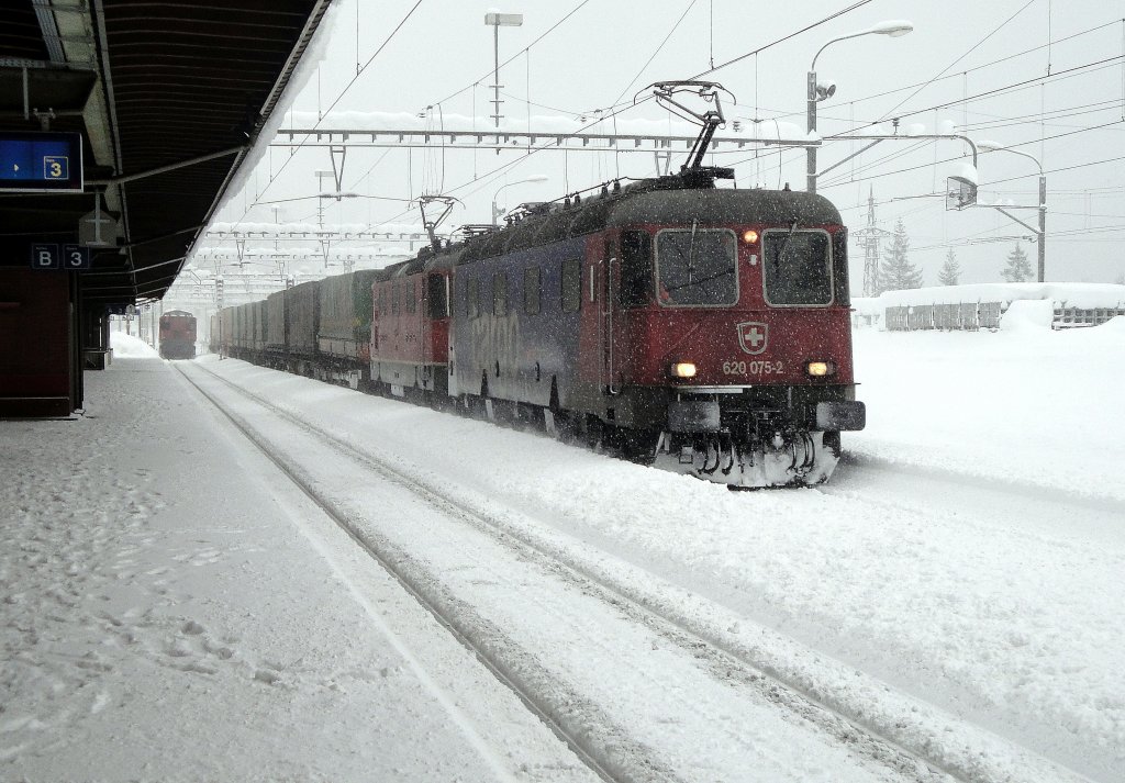 Die Re 620 075-2  Gelterkinden , gekuppelt mit der Re 4/4  11343, durchfhrt am 10.12.12 mit einem GZ den Bahnhof Gschenen.