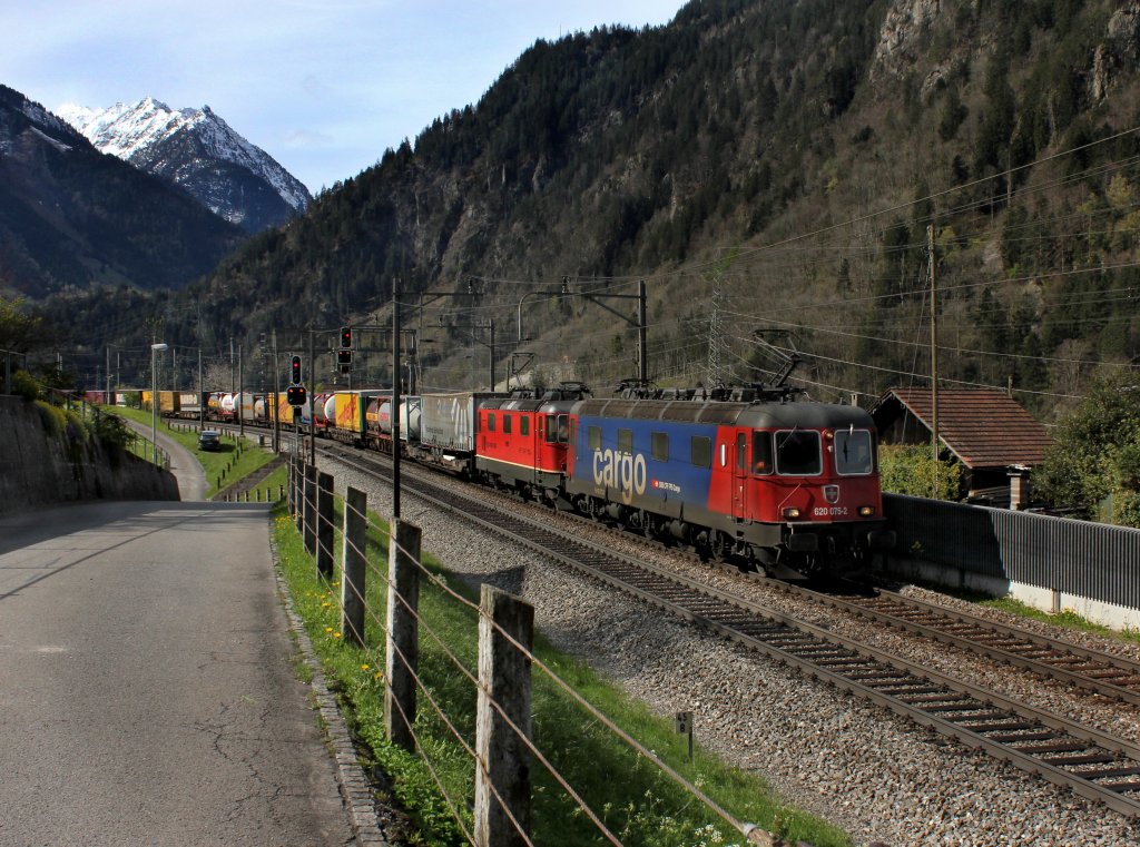 Die Re 620 075 und die Re 4/4 11341 mit einem KLV-Zug unterwegs am 25.04.2012 bei Silenen.
