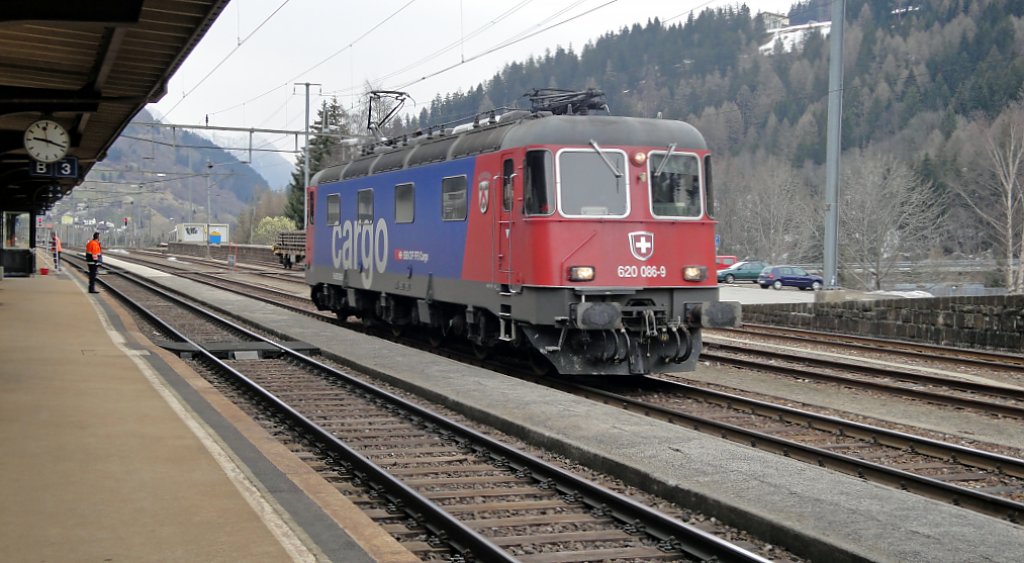 Die Re 620 086-9  Hochdorf  steht am 15.04.10 nach getaner Gterbefrderug in Airolo und wartet auf die Rckfahrt nach Erstfeld.