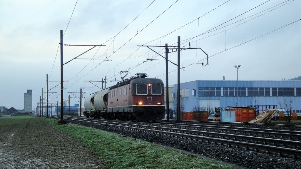 Die Re 6/6 11601  Wolhusen  ist am 21.12.12 mit einem Kurzgterzug bei Reiden unterwegs. Auch die 11602, ebenfalls mit geteiltem Kasten, war an jenem Tag auf der Strecke unterwegs, jedoch mit einer 80-achsigen Anhngelast.