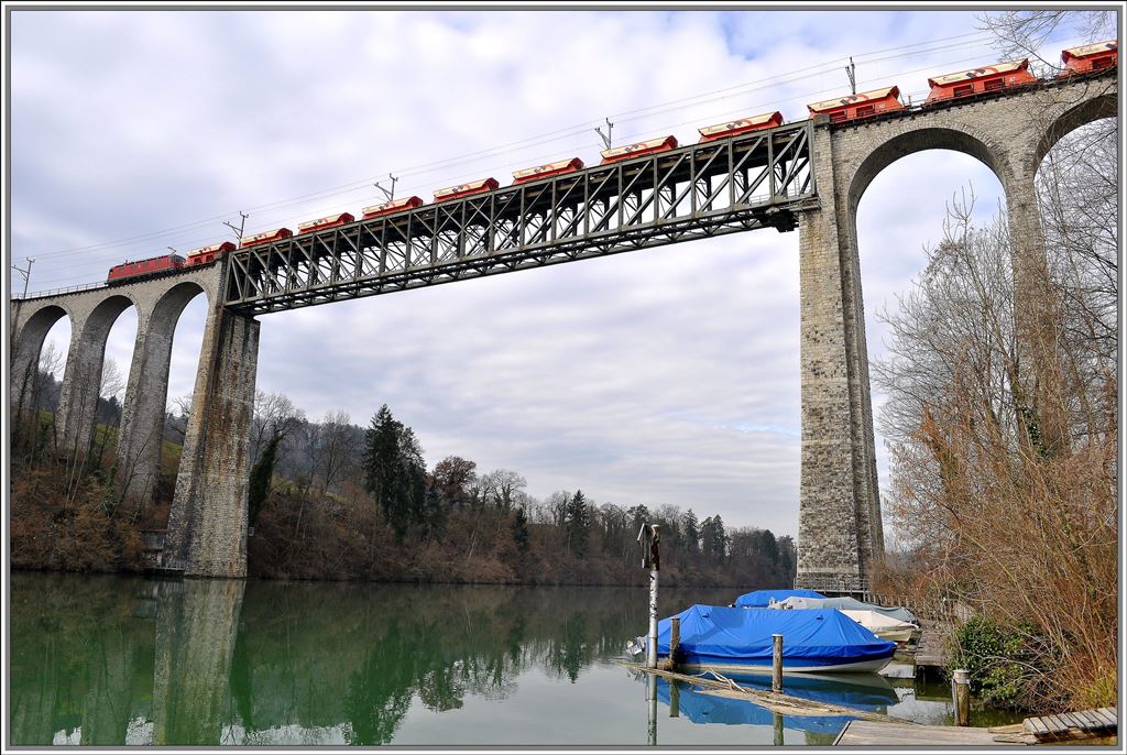 Die Re 6/6 11609  Uzwil  zieht ihren beladenen Kieszug ber das Eglisauer Viadukt. (08.03.2013)