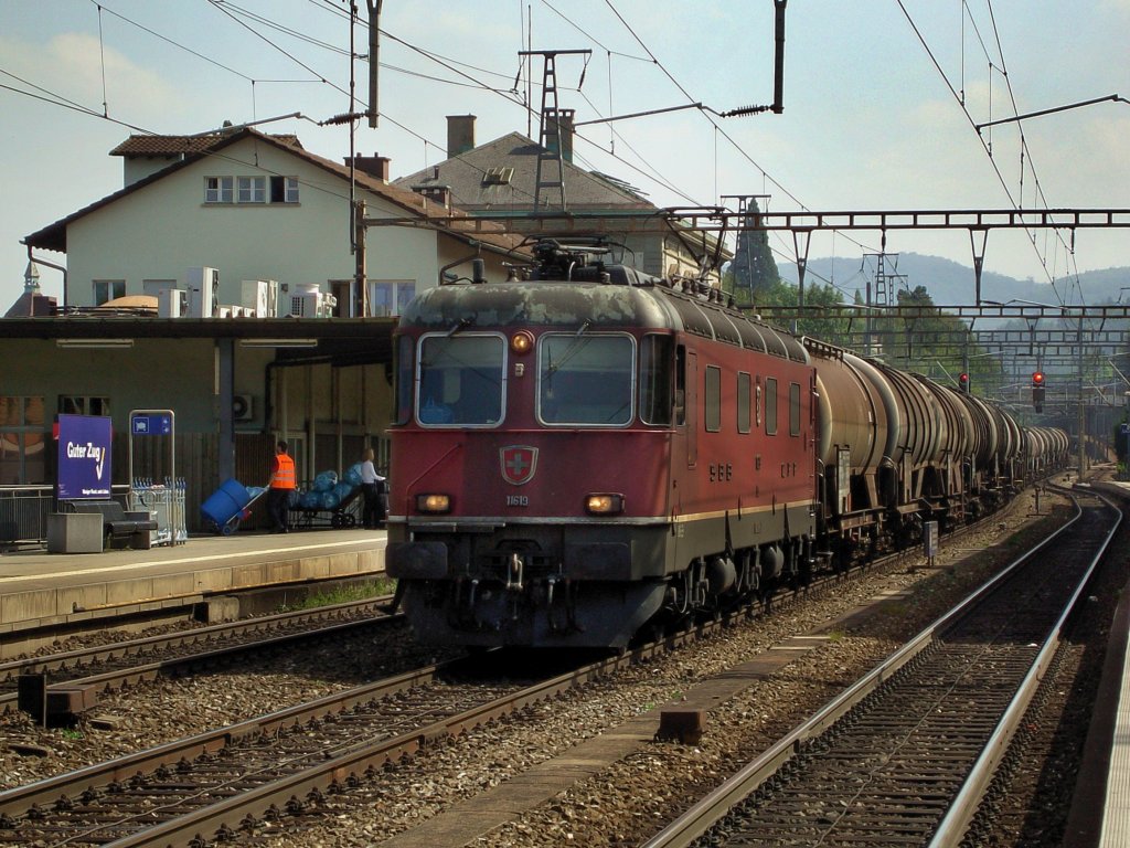 Die Re 6/6 11619 am 29.08.2008 mit einem Kesselwagenzug bei der Durchfahrt in Liestal. 