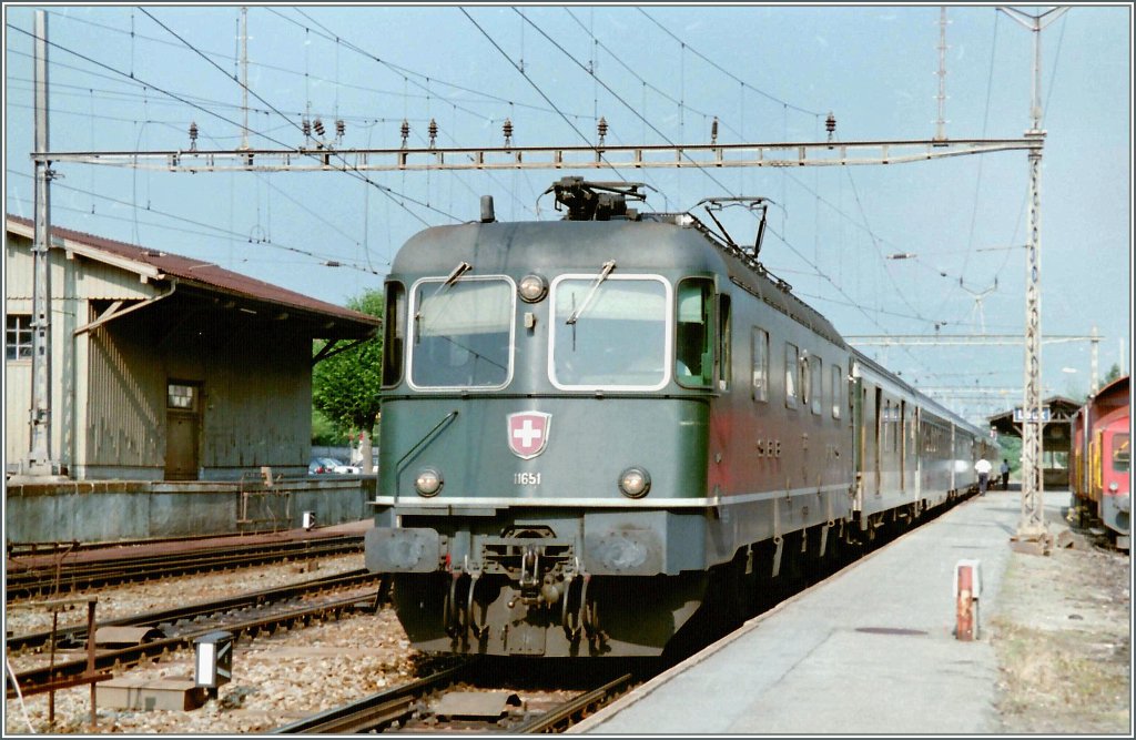 Die Re 6/6 11651 mit einem Schnellzug nach Brig im alten Bahnhof von Leuk.
Sommer 1995