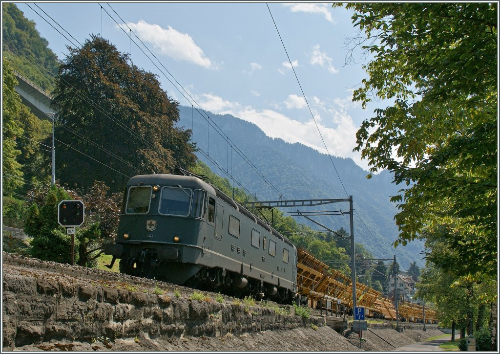 Die Re 6/6 11663 mit runden Lichtern und in Grn kam mir bei krftigem Gegenlicht kurz nach Villeneuve vor die Kamera.
24. Aug 2011