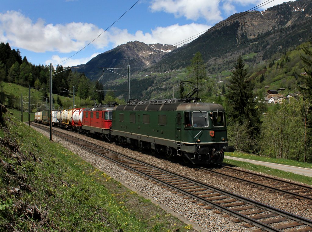 Die Re 6/6 11663 und die Re 4/4 11342 mit einem KLV-Zug am 11.05.2013 unterwegs bei Fiesso.