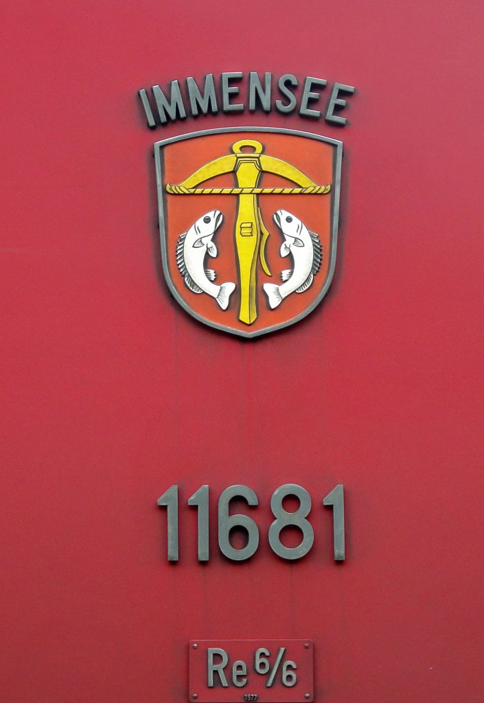 Die Re 6/6 11681 mit dem entsprechendem Wappen  Immensee . (15.04.10)