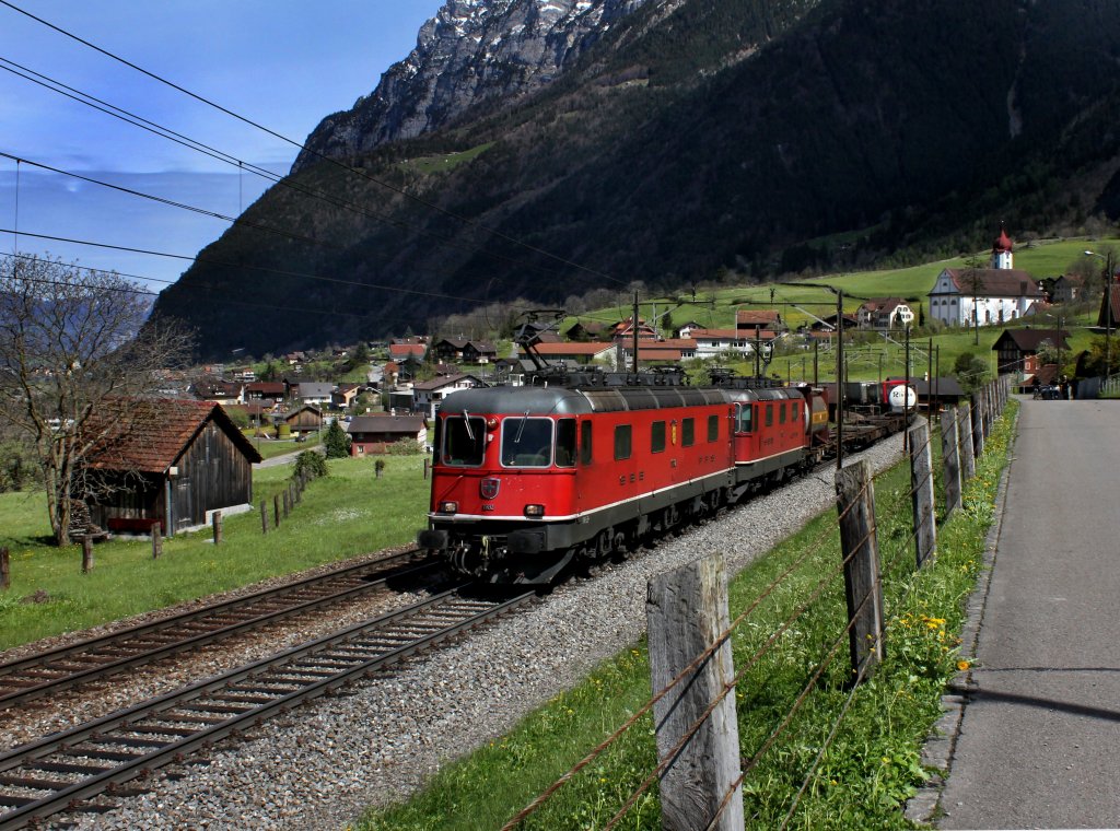 Die Re 6/6 11682 und die Re 4/4 11162 mit einem KLV-Zug am 25.04.2012 unterwegs bei Silenen.