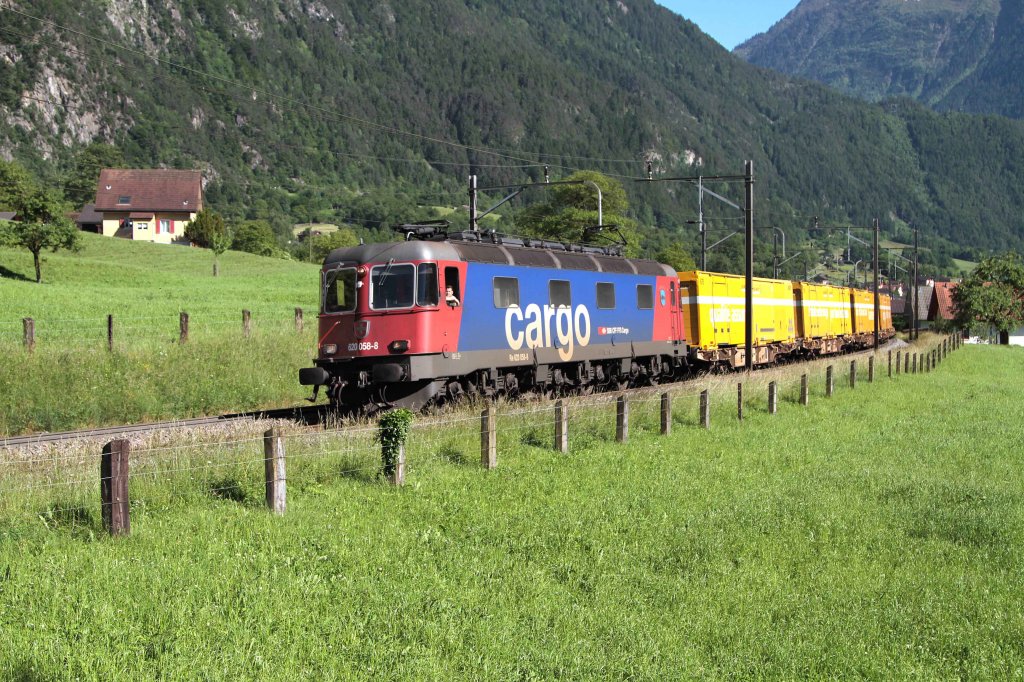 Die Re 6/6 620 058-8 mit Postzug bei Silenen am  13.06.2013