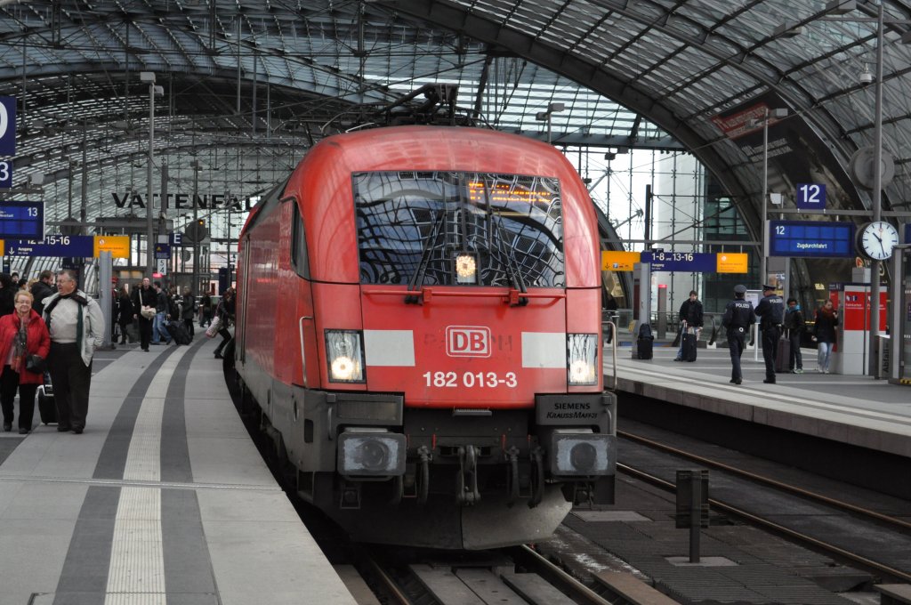 die RE-Linie 2 mit ihren BR 182 sind zum tglichen Erscheinungsbild in Berlin geworden,hier am Hauptbahnhof /Stadtbahn im Maerz 2012.
