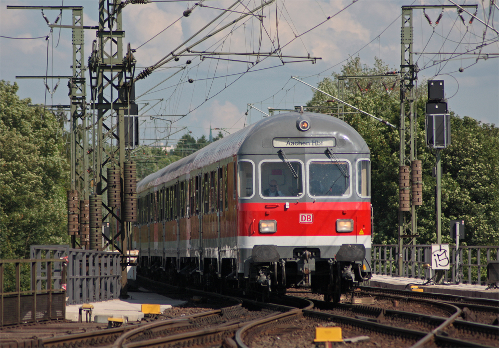Die RE1 (11432) aus Kln Messe/Deutz mit Schublok 110 494-2 bei der Einfahrt in den Zielbahnhod Aachen Hbf, 11.6.10